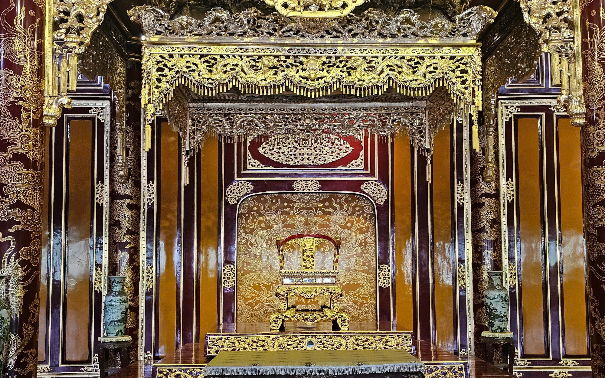 Huế đề xuất lập hội đồng xây dựng phương án tu sửa ngai vua bị phá hoại