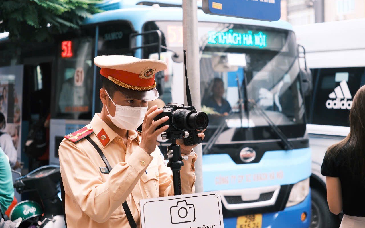 Buổi sáng giờ cao điểm, nhiều người "giật mình" vì camera lưu động ghi hình phạt nguội