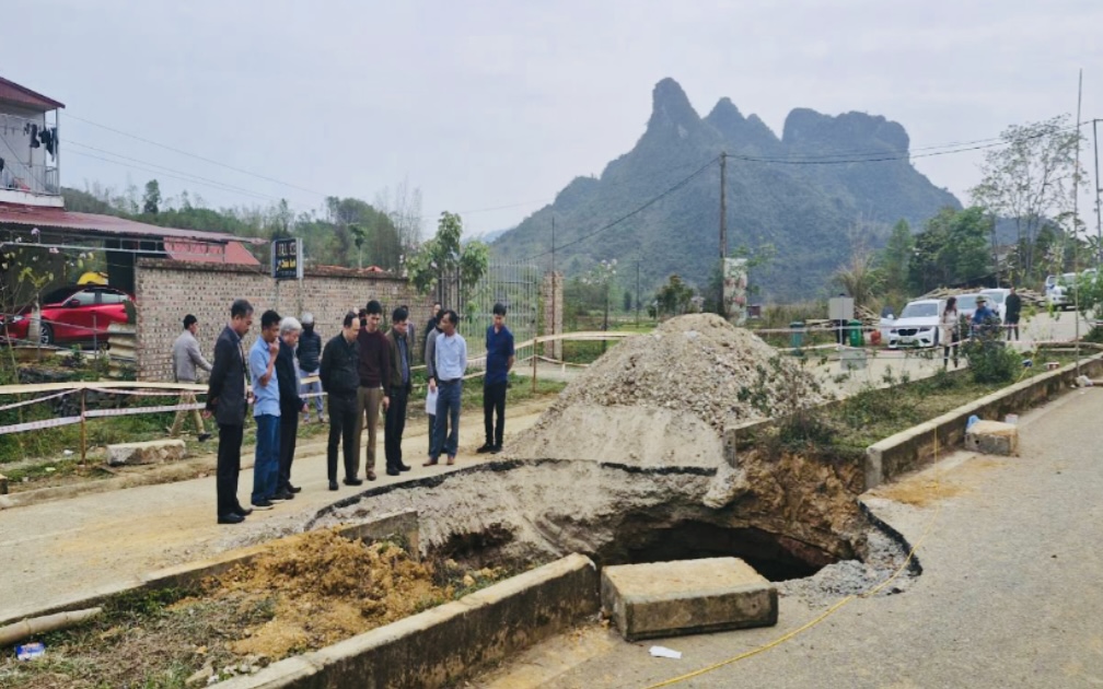 Cận cảnh các 'hố tử thần' ở Bắc Kạn tiềm ẩn nguy hiểm đến tính mạng người dân- Ảnh 1. Cận cảnh các 'hố tử thần' ở Bắc Kạn tiềm ẩn nguy hiểm đến tính mạng người dân- Ảnh 1.