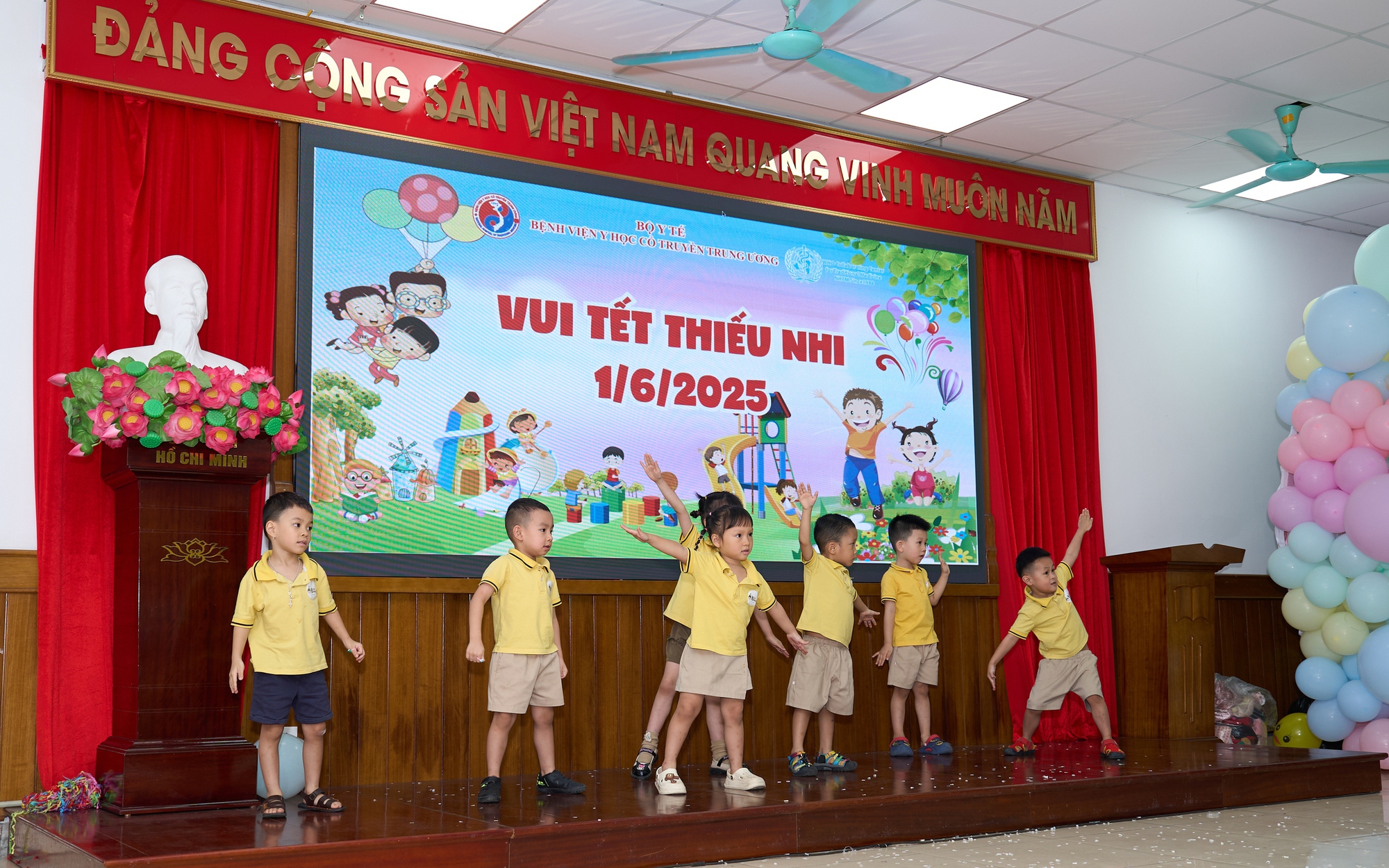 Mang Tết Thiếu nhi đến sớm cho bệnh nhi tại Bệnh viện Y học cổ truyền Trung ương
