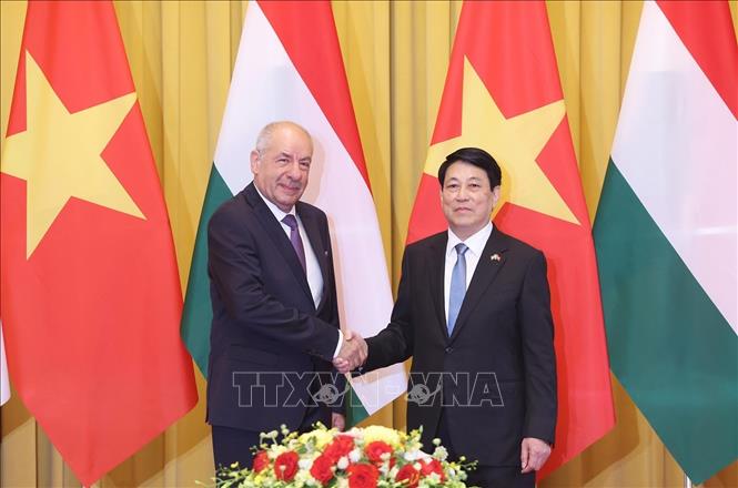 Chủ tịch nước Lương Cường hội đàm với Tổng thống Hungary- Ảnh 1. Chủ tịch nước Lương Cường hội đàm với Tổng thống Hungary- Ảnh 1.