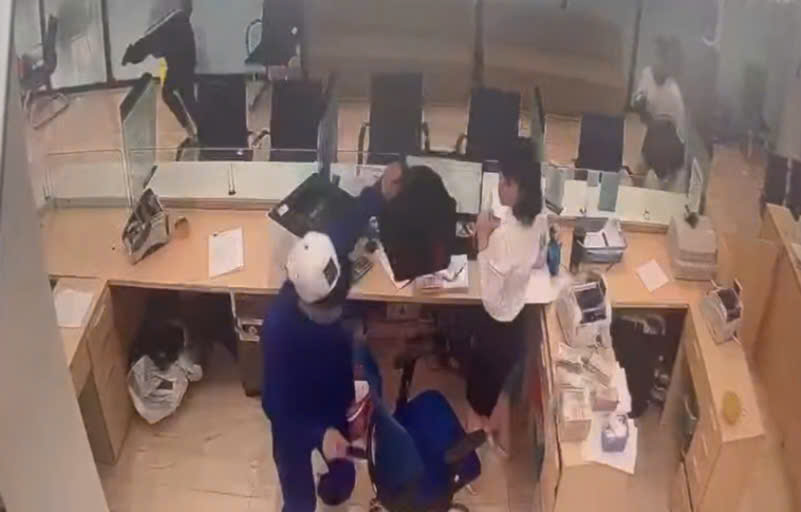 Xôn xao clip người đàn ông bịt khẩu trang dùng dao khống chế nữ nhân viên cướp ngân hàng- Ảnh 2. Xôn xao clip người đàn ông bịt khẩu trang dùng dao khống chế nữ nhân viên cướp ngân hàng- Ảnh 2.