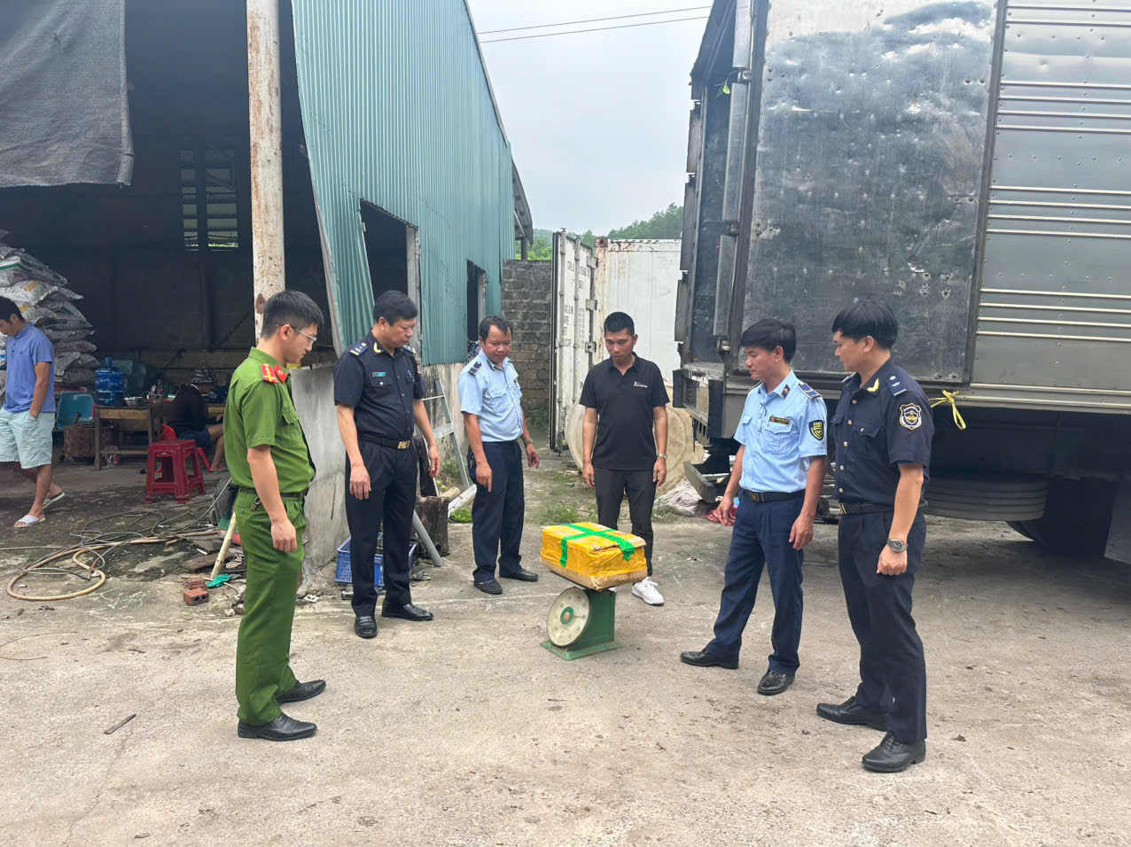 Sốc: Phát hiện hơn 25 tấn thực phẩm đông lạnh đang bốc mùi- Ảnh 2. Sốc: Phát hiện hơn 25 tấn thực phẩm đông lạnh đang bốc mùi- Ảnh 2.