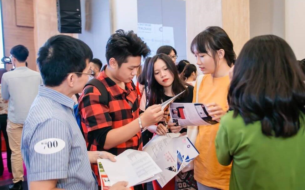 Mỹ tạm dừng phỏng vấn visa du học, học sinh và phụ huynh cần làm gì?