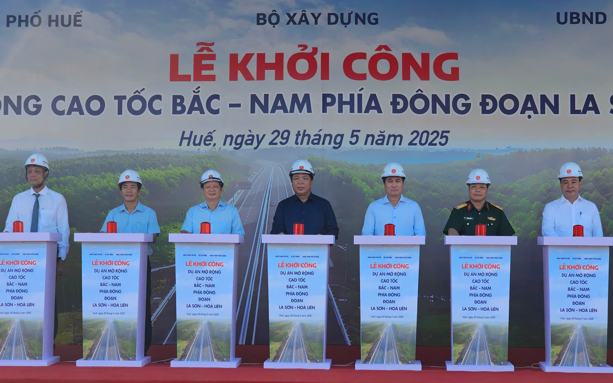 Khởi công dự án mở rộng cao tốc La Sơn - Hòa Liên lên 4 làn xe