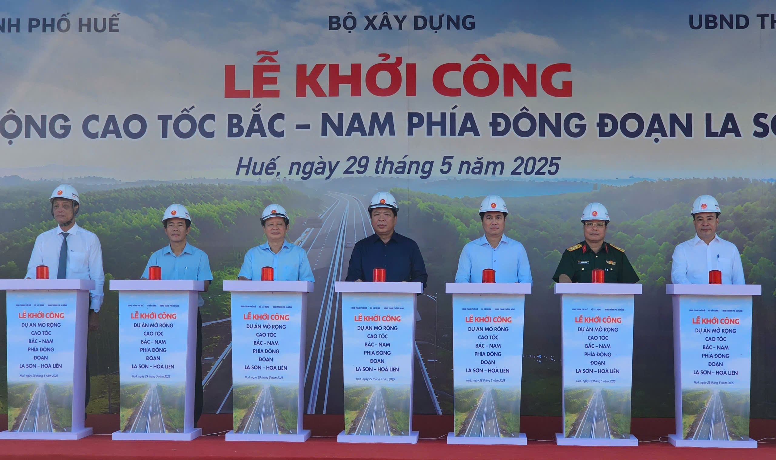 Khởi công dự án mở rộng cao tốc La Sơn - Hòa Liên lên 4 làn xe- Ảnh 1. Khởi công dự án mở rộng cao tốc La Sơn - Hòa Liên lên 4 làn xe- Ảnh 1.