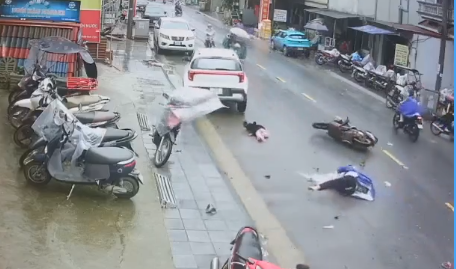 Video: Va chạm liên hoàn ở Sa Pa làm bé gái tử vong - Ảnh 1. Video: Va chạm liên hoàn ở Sa Pa làm bé gái tử vong - Ảnh 1.