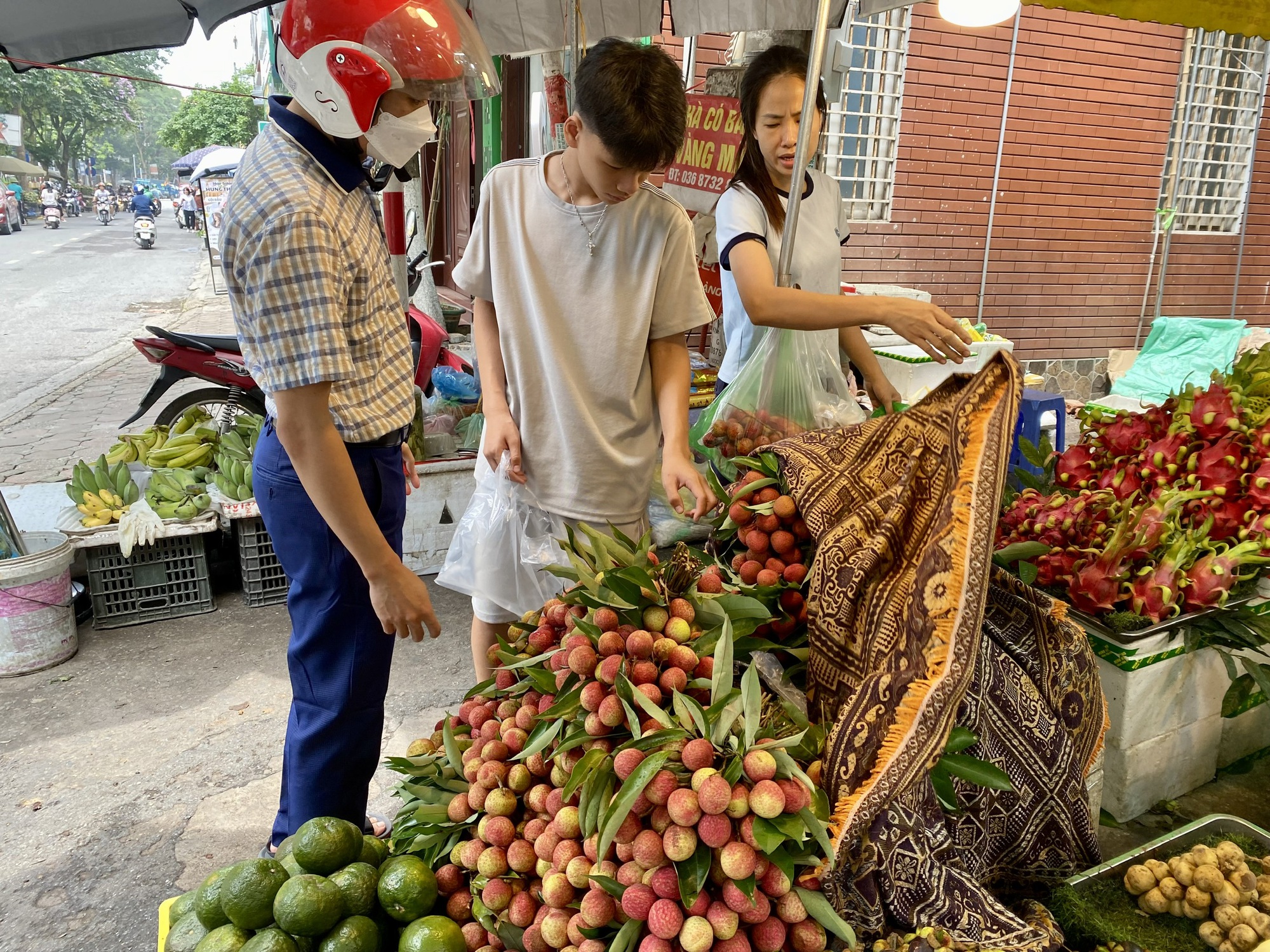 Vải u trứng trắng Hải Dương giá tiền trăm gây ‘sốt’ thị trường trái cây Việt- Ảnh 7. Vải u trứng trắng Hải Dương giá tiền trăm gây ‘sốt’ thị trường trái cây Việt- Ảnh 7.