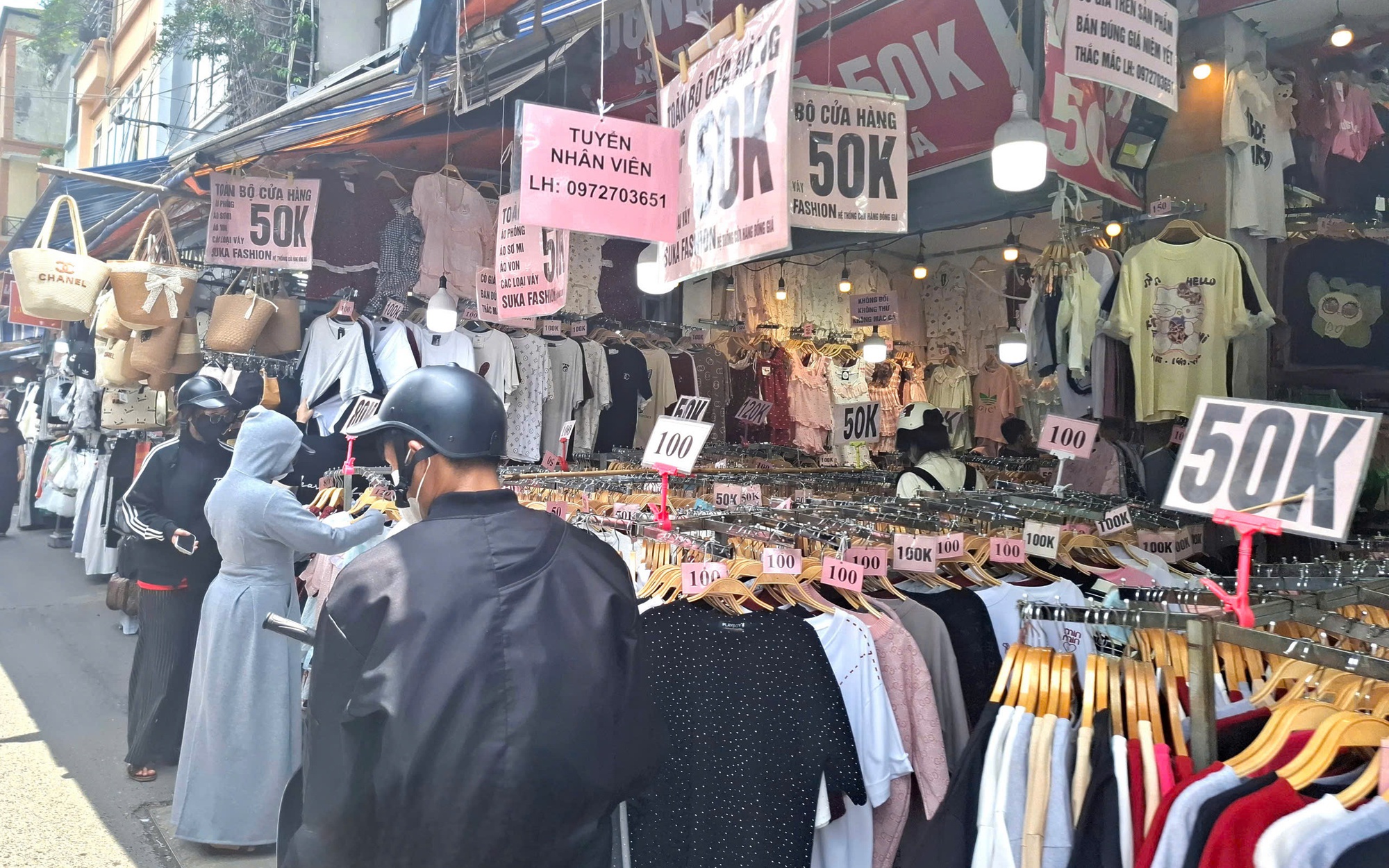 Khu chợ đầy hàng gắn mác thương hiệu nhưng giá rẻ "giật mình"