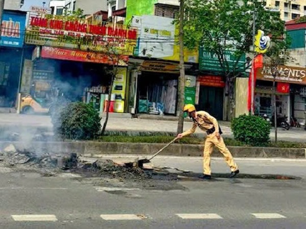 CSGT dọn dẹp đống phế liệu cháy âm ỉ giữa đường- Ảnh 1. CSGT dọn dẹp đống phế liệu cháy âm ỉ giữa đường- Ảnh 1.