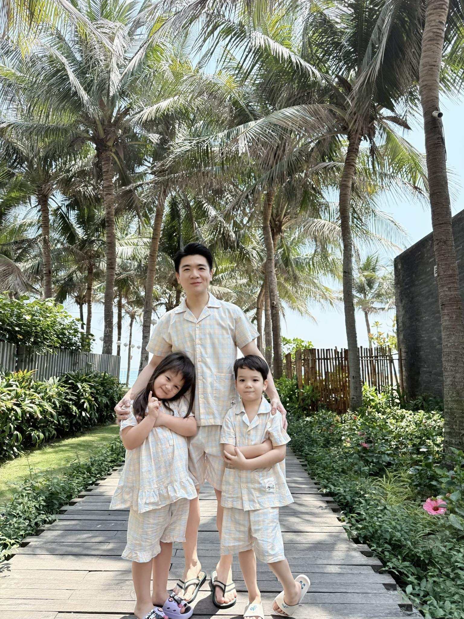 Anh chồng Đỗ Mỹ Linh đi du lịch cùng cặp song sinh, khoe khéo đồ em dâu 'tài trợ'- Ảnh 1. Anh chồng Đỗ Mỹ Linh đi du lịch cùng cặp song sinh, khoe khéo đồ em dâu 'tài trợ'- Ảnh 1.