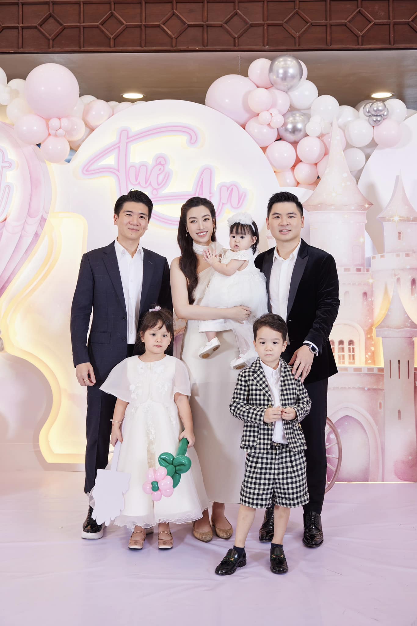 Anh chồng Đỗ Mỹ Linh đi du lịch cùng cặp song sinh, khoe khéo đồ em dâu 'tài trợ'- Ảnh 3. Anh chồng Đỗ Mỹ Linh đi du lịch cùng cặp song sinh, khoe khéo đồ em dâu 'tài trợ'- Ảnh 3.