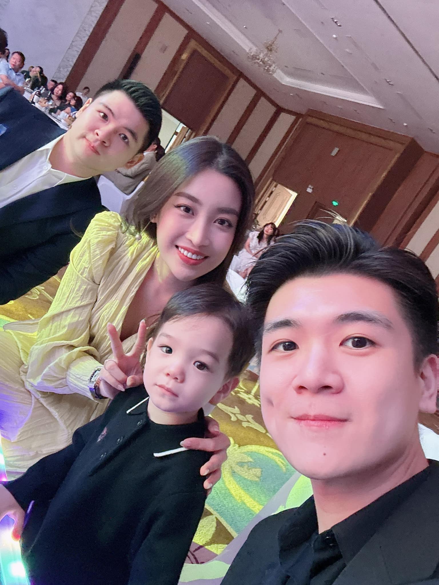 Anh chồng Đỗ Mỹ Linh đi du lịch cùng cặp song sinh, khoe khéo đồ em dâu 'tài trợ'- Ảnh 4. Anh chồng Đỗ Mỹ Linh đi du lịch cùng cặp song sinh, khoe khéo đồ em dâu 'tài trợ'- Ảnh 4.