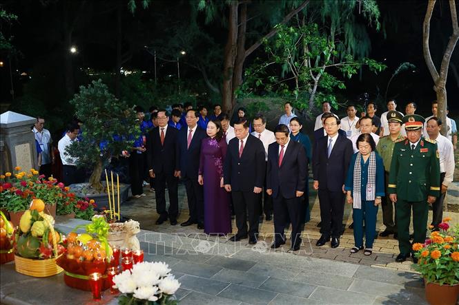 Thủ tướng dự Chương trình chính luận nghệ thuật 'Côn Đảo - Hùng ca ý chí Việt Nam'- Ảnh 8. Thủ tướng dự Chương trình chính luận nghệ thuật 'Côn Đảo - Hùng ca ý chí Việt Nam'- Ảnh 8.