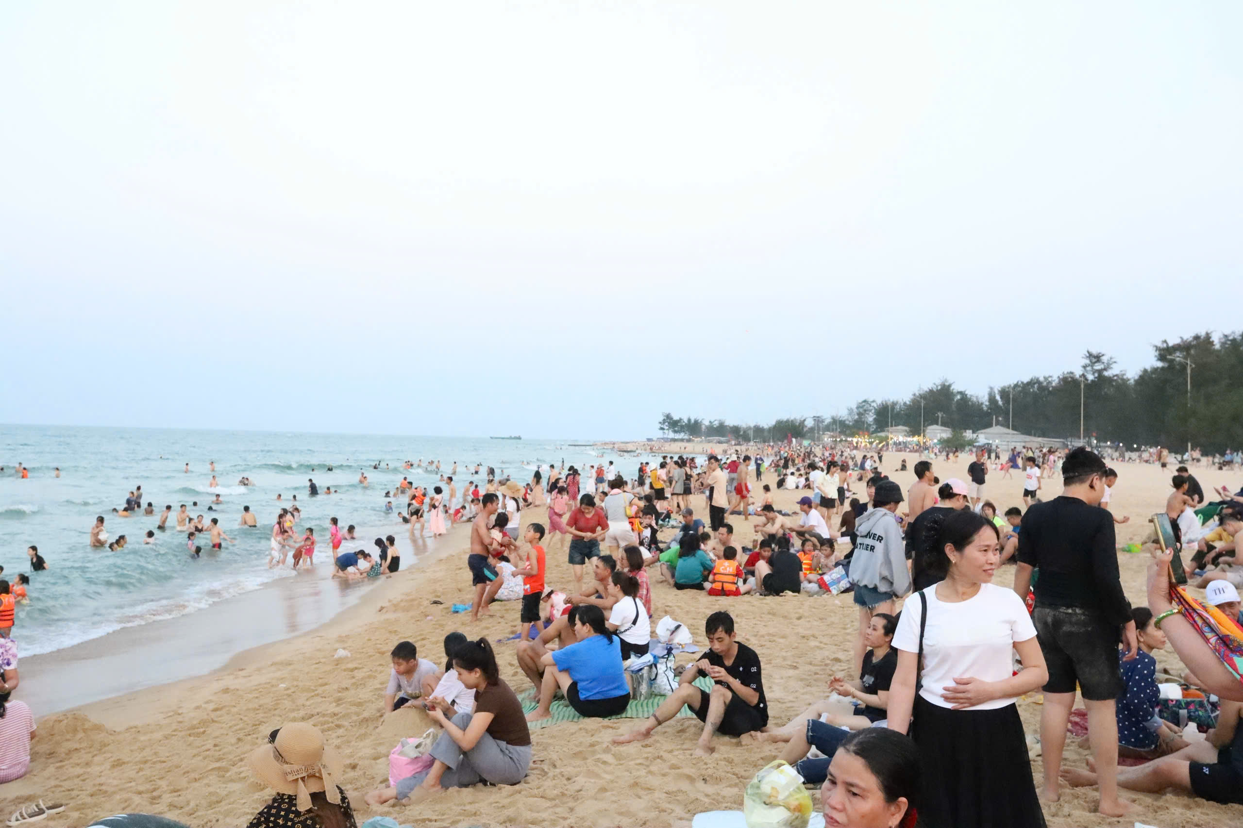 Bãi biển từng sạt lở nặng do thiên tai ở Huế đông nghịt khách dịp nghỉ lễ- Ảnh 6. Bãi biển từng sạt lở nặng do thiên tai ở Huế đông nghịt khách dịp nghỉ lễ- Ảnh 6.