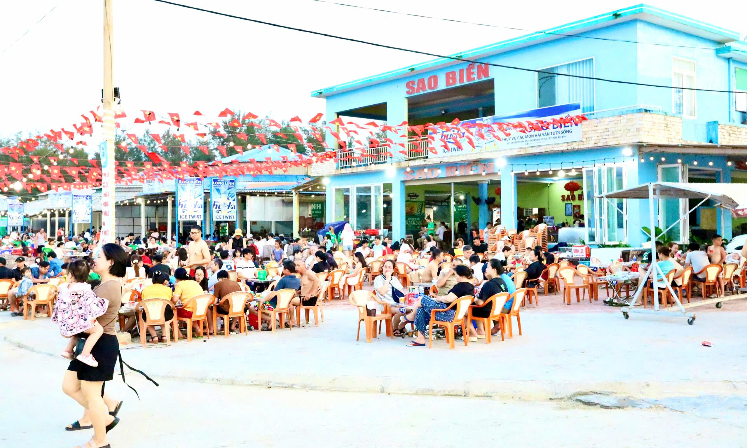 Bãi biển từng sạt lở nặng do thiên tai ở Huế đông nghịt khách dịp nghỉ lễ- Ảnh 7. Bãi biển từng sạt lở nặng do thiên tai ở Huế đông nghịt khách dịp nghỉ lễ- Ảnh 7.