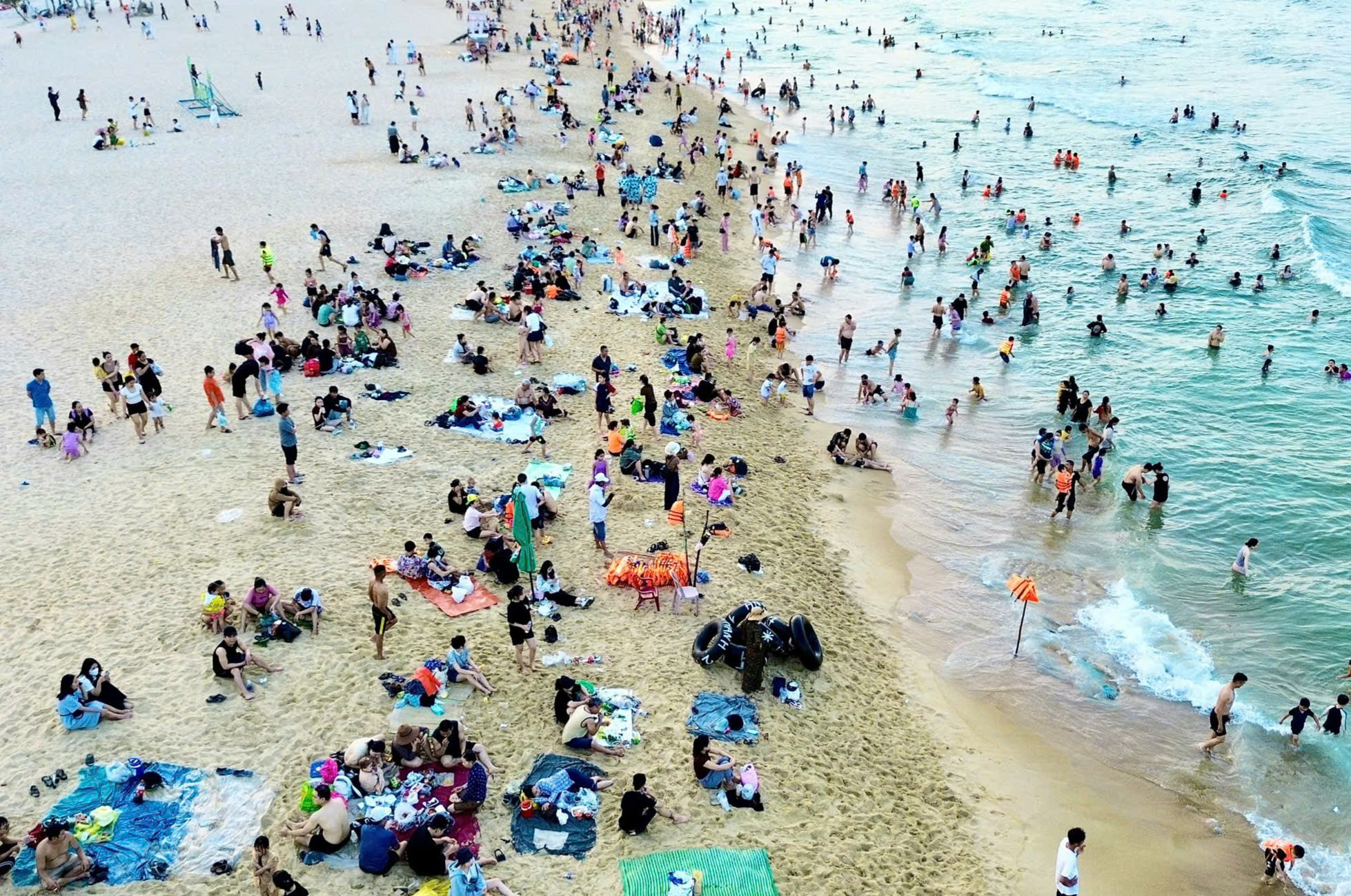 Bãi biển từng sạt lở nặng do thiên tai ở Huế đông nghịt khách dịp nghỉ lễ- Ảnh 10. Bãi biển từng sạt lở nặng do thiên tai ở Huế đông nghịt khách dịp nghỉ lễ- Ảnh 10.