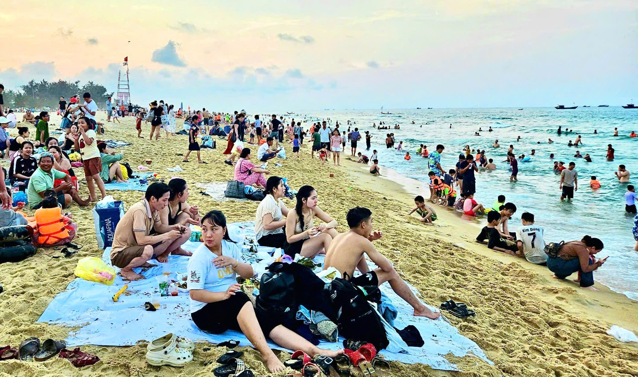 Bãi biển từng sạt lở nặng do thiên tai ở Huế đông nghịt khách dịp nghỉ lễ- Ảnh 5. Bãi biển từng sạt lở nặng do thiên tai ở Huế đông nghịt khách dịp nghỉ lễ- Ảnh 5.