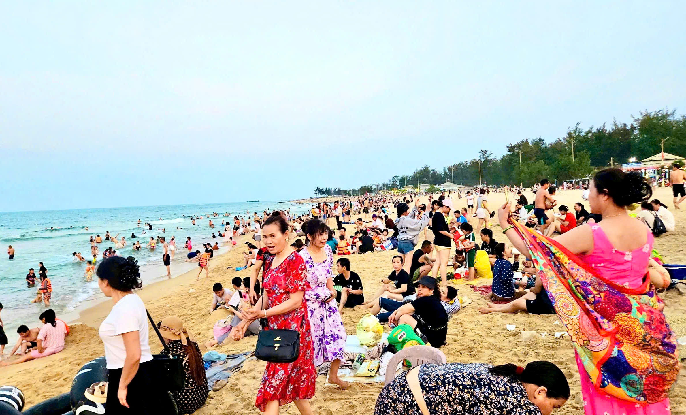 Bãi biển từng sạt lở nặng do thiên tai ở Huế đông nghịt khách dịp nghỉ lễ- Ảnh 9. Bãi biển từng sạt lở nặng do thiên tai ở Huế đông nghịt khách dịp nghỉ lễ- Ảnh 9.