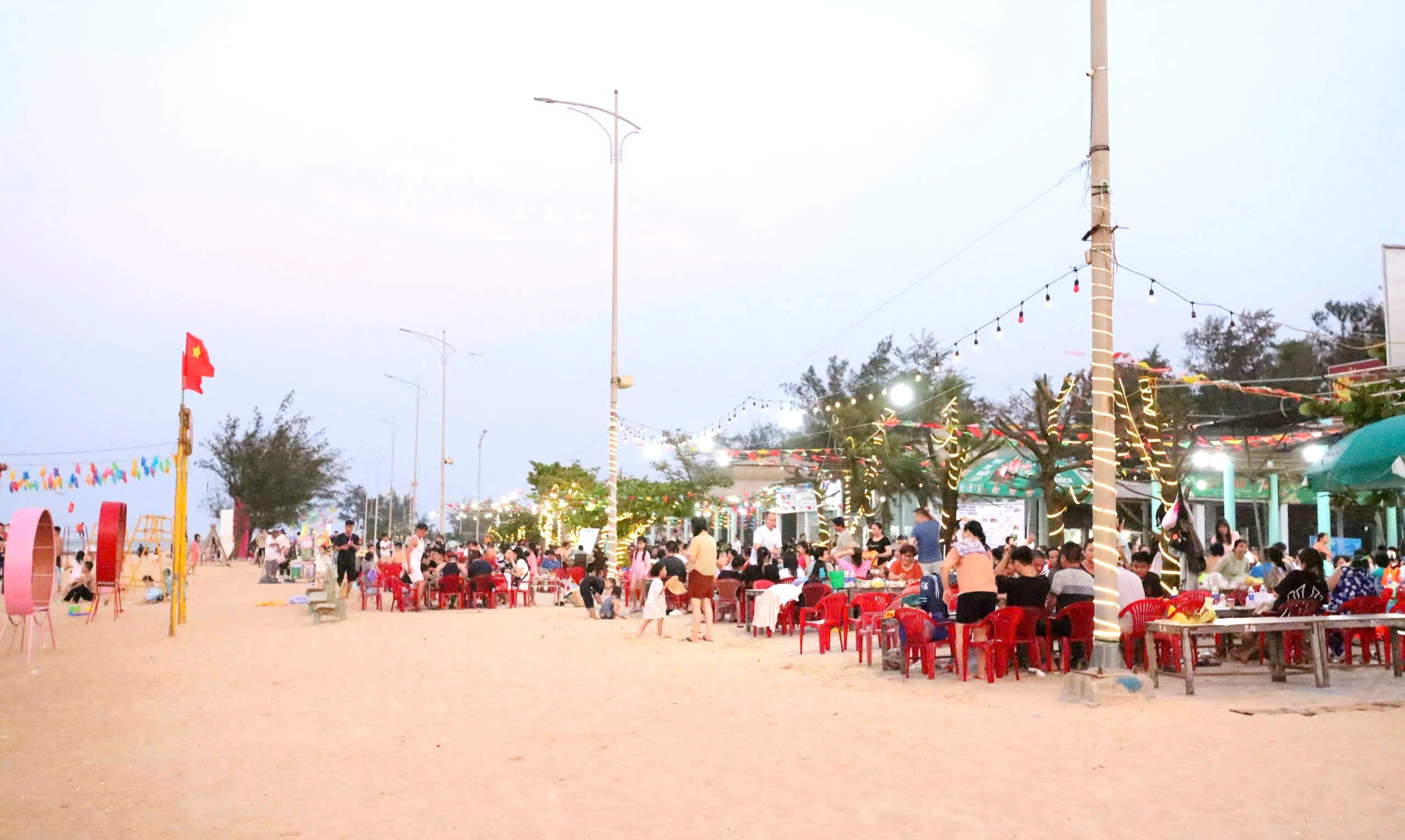 Bãi biển từng sạt lở nặng do thiên tai ở Huế đông nghịt khách dịp nghỉ lễ- Ảnh 4. Bãi biển từng sạt lở nặng do thiên tai ở Huế đông nghịt khách dịp nghỉ lễ- Ảnh 4.