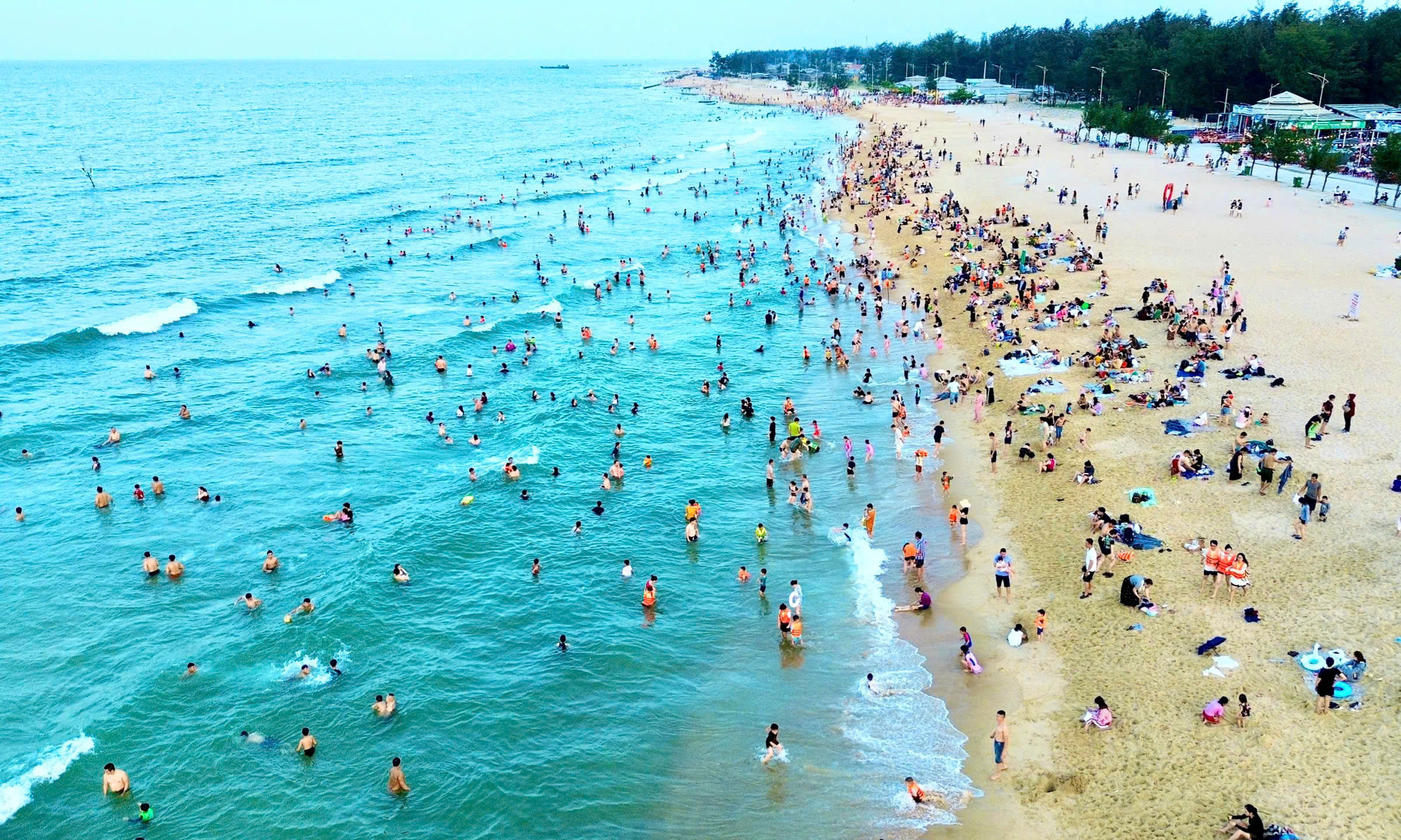 Bãi biển từng sạt lở nặng do thiên tai ở Huế đông nghịt khách dịp nghỉ lễ- Ảnh 2. Bãi biển từng sạt lở nặng do thiên tai ở Huế đông nghịt khách dịp nghỉ lễ- Ảnh 2.
