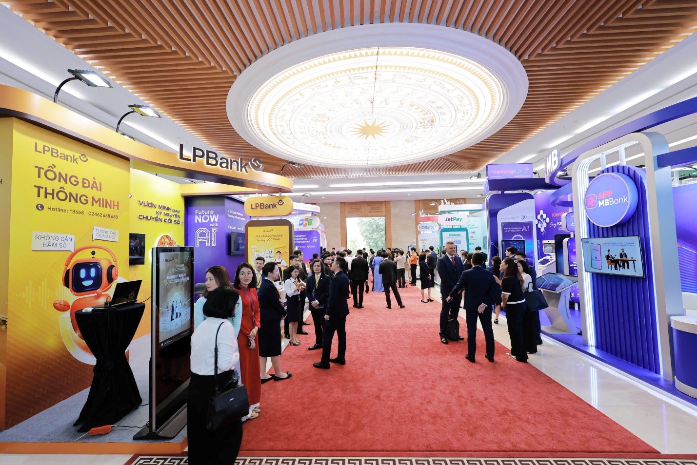 Ngân hàng Lộc Phát (LPBank) ghi dấu ấn với Tổng đài đa kênh thông minh tại sự kiện Chuyển đổi số ngành Ngân hàng 2025- Ảnh 2. Ngân hàng Lộc Phát (LPBank) ghi dấu ấn với Tổng đài đa kênh thông minh tại sự kiện Chuyển đổi số ngành Ngân hàng 2025- Ảnh 2.