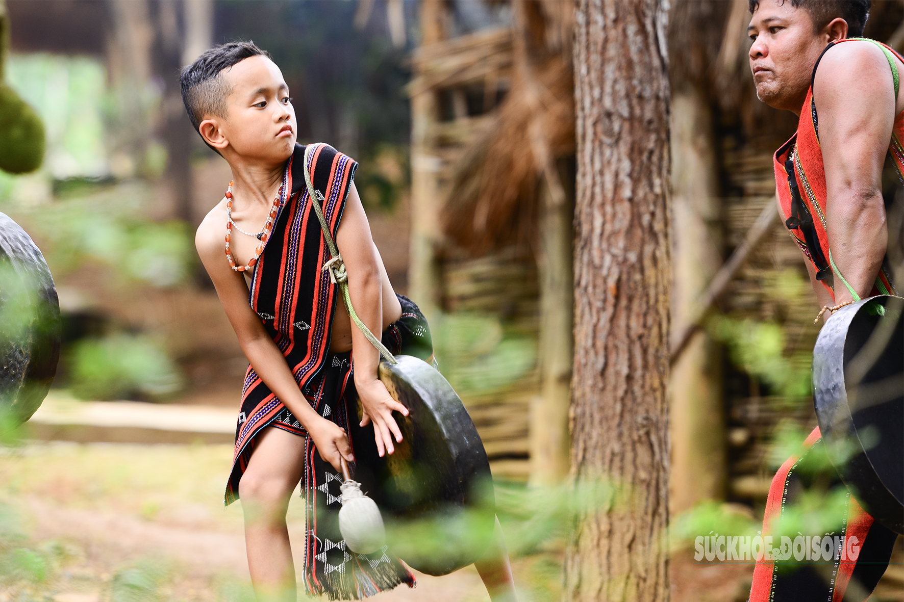 Cậu bé 9 tuổi dân tộc Pa Cô ‘đánh thức’ tiếng chiêng giữa lòng Thủ đô- Ảnh 6. Cậu bé 9 tuổi dân tộc Pa Cô ‘đánh thức’ tiếng chiêng giữa lòng Thủ đô- Ảnh 6.