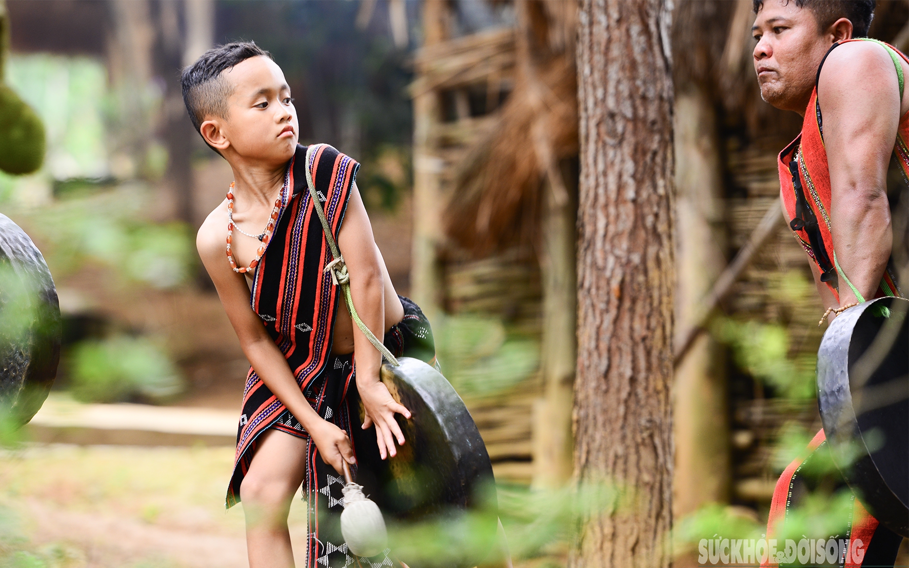 Phóng viên Báo Sức khỏe và Đời sống đoạt giải Nhì Giải Báo chí 'Vì sự nghiệp phát triển văn hóa Việt Nam'- Ảnh 6. Cậu bé 9 tuổi dân tộc Pa Cô ‘đánh thức’ tiếng chiêng giữa lòng Thủ đô