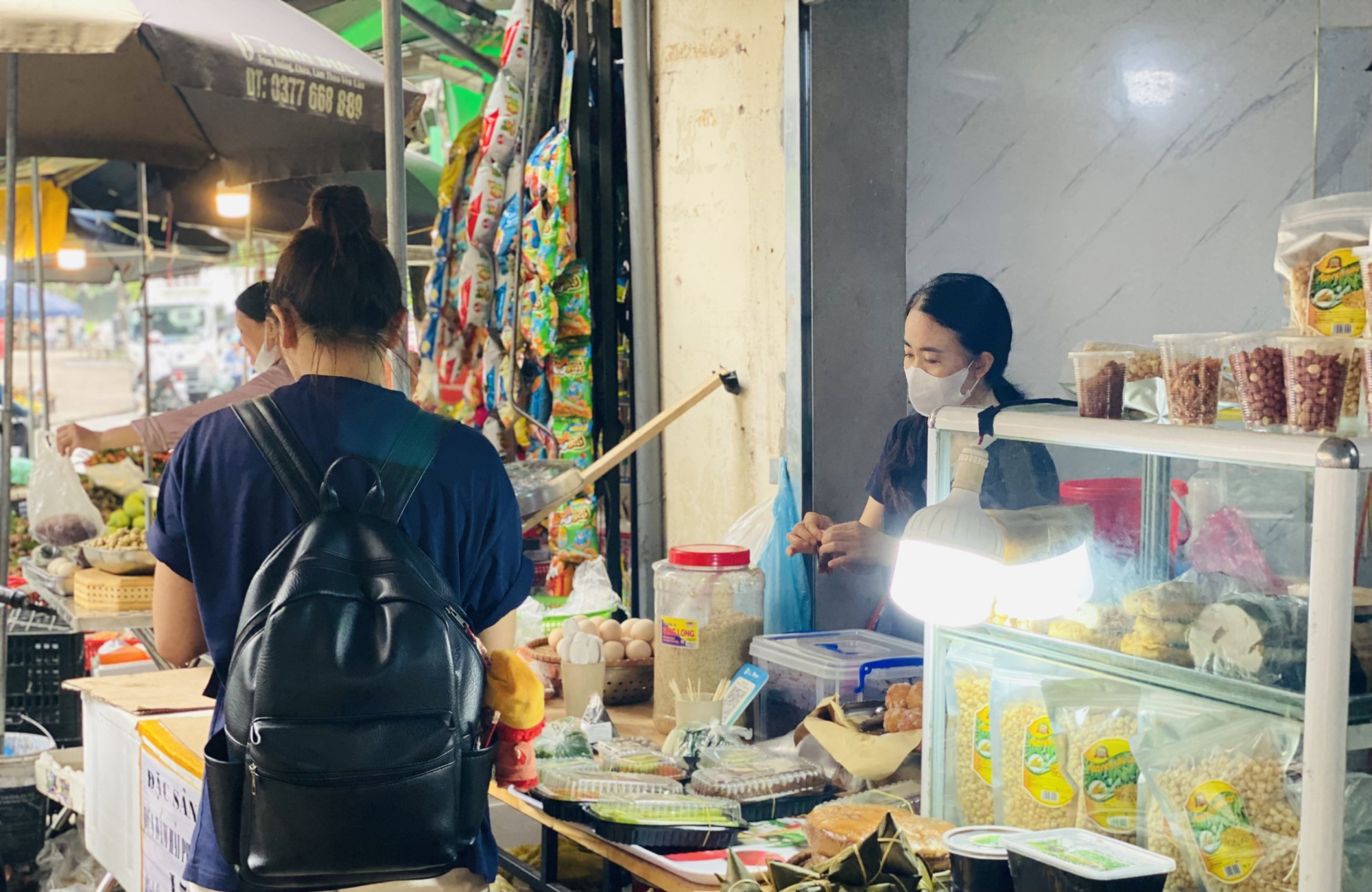 Mâm cúng giá hơn trăm nghìn đồng thành mặt hàng 'hot' trong dịp Tết Đoan Ngọ- Ảnh 5. Mâm cúng giá hơn trăm nghìn đồng thành mặt hàng 'hot' trong dịp Tết Đoan Ngọ- Ảnh 5.