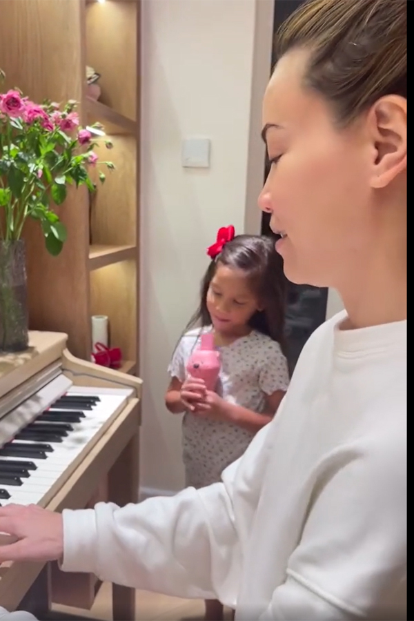 Lisa - con gái Hồ Ngọc Hà khoe giọng hát bằng tiếng Anh siêu đáng yêu- Ảnh 1. Lisa - con gái Hồ Ngọc Hà khoe giọng hát bằng tiếng Anh siêu đáng yêu- Ảnh 1.