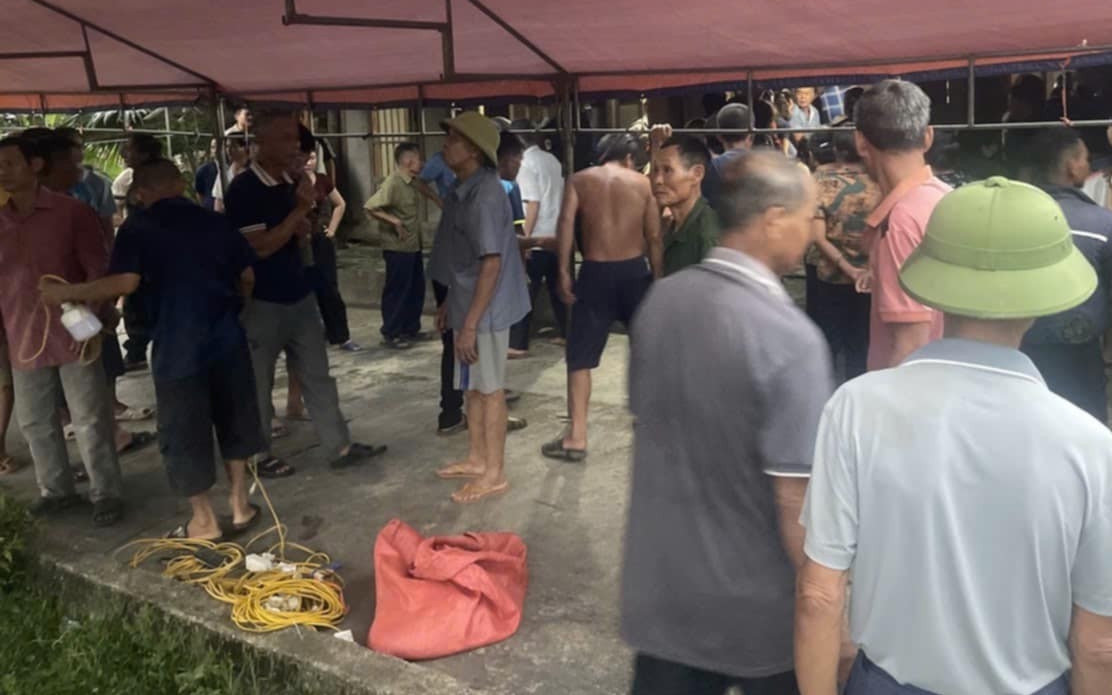 Người đàn ông bị sét đánh tử vong khi đang gặt lúa
