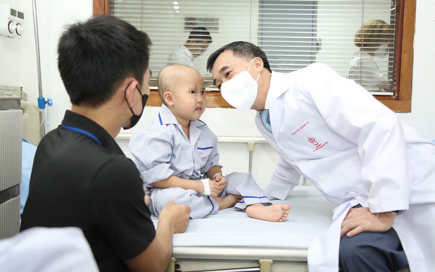 Thứ trưởng Bộ Y tế Trần Văn Thuấn thăm, tặng quà bệnh nhi nhân dịp Quốc tế Thiếu nhi