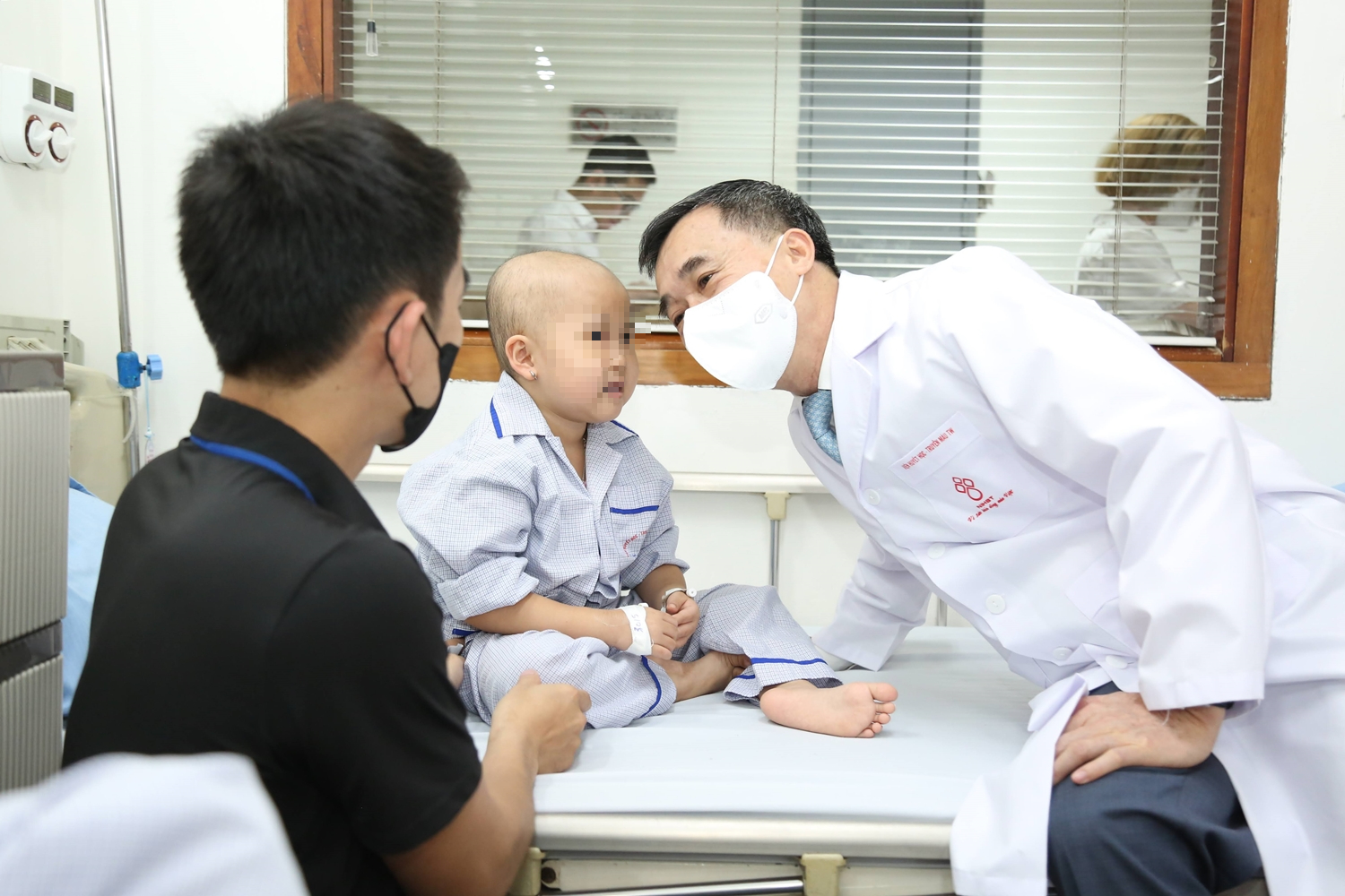 Thứ trưởng Bộ Y tế Trần Văn Thuấn thăm, tặng quà bệnh nhi nhân dịp Quốc tế Thiếu nhi- Ảnh 1. Thứ trưởng Bộ Y tế Trần Văn Thuấn thăm, tặng quà bệnh nhi nhân dịp Quốc tế Thiếu nhi- Ảnh 1.