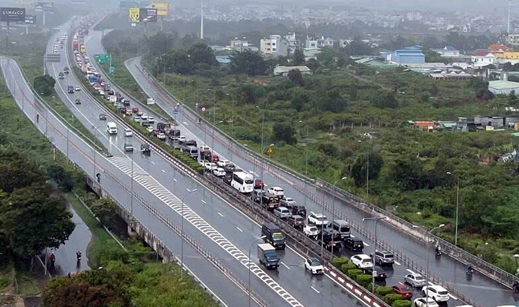 Kẹt xe kéo dài trên cao tốc TP Hồ Chí Minh - Long Thành - Dầu Giây do tai nạn liên hoàn- Ảnh 3. Kẹt xe kéo dài trên cao tốc TP Hồ Chí Minh - Long Thành - Dầu Giây do tai nạn liên hoàn- Ảnh 3.