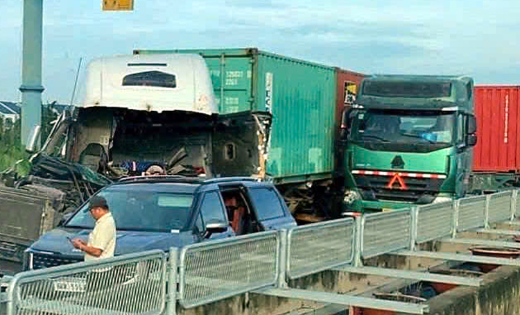 Kẹt xe kéo dài trên cao tốc TP Hồ Chí Minh - Long Thành - Dầu Giây do tai nạn liên hoàn- Ảnh 2. Kẹt xe kéo dài trên cao tốc TP Hồ Chí Minh - Long Thành - Dầu Giây do tai nạn liên hoàn- Ảnh 2.