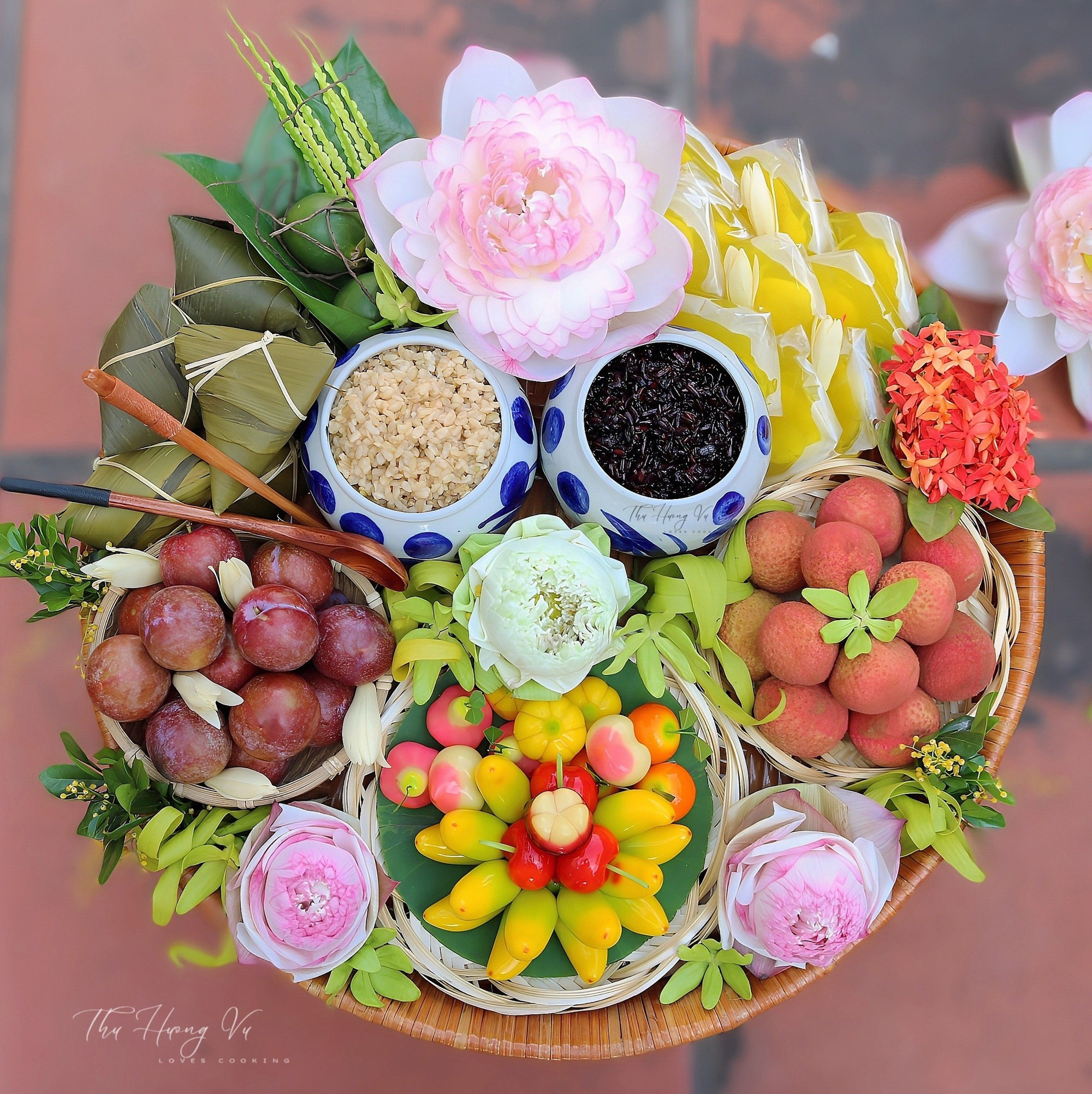 Mâm cúng giá hơn trăm nghìn đồng thành mặt hàng 'hot' trong dịp Tết Đoan Ngọ- Ảnh 4. Mâm cúng giá hơn trăm nghìn đồng thành mặt hàng 'hot' trong dịp Tết Đoan Ngọ- Ảnh 4.