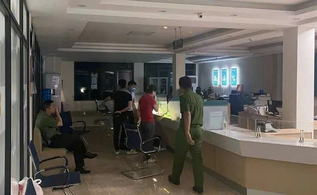 Đặc điểm nhận dạng kẻ cướp ngân hàng ở Quảng Ninh- Ảnh 1.