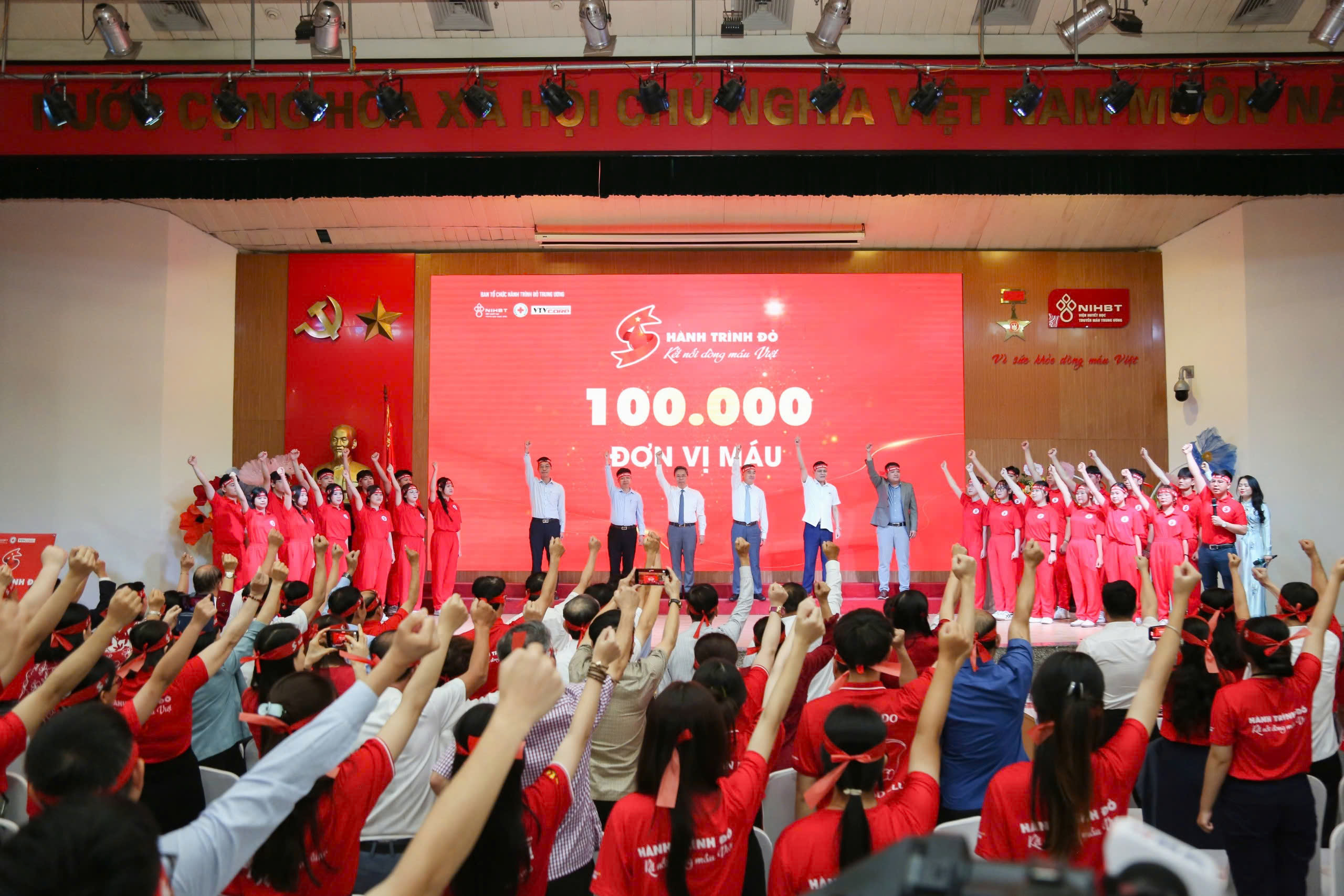 Thứ trưởng Trần Văn Thuấn: Xây dựng 'Văn hóa hiến máu tình nguyện' trở thành thói quen, nhiệm thường xuyên của mỗi người dân- Ảnh 2. Thứ trưởng Trần Văn Thuấn: Xây dựng 'Văn hóa hiến máu tình nguyện' trở thành thói quen, nhiệm thường xuyên của mỗi người dân- Ảnh 2.