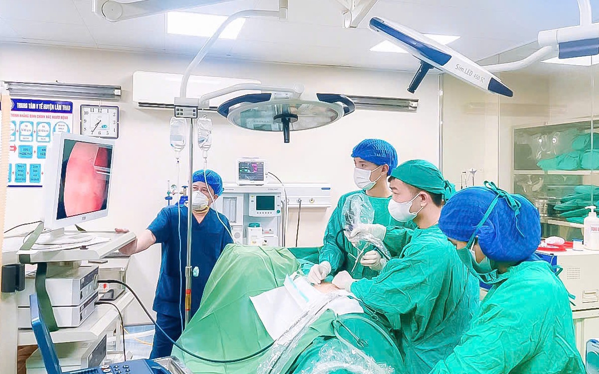 40 phút dùng kỹ thuật hiện đại bác sĩ tuyến huyện giúp người đàn ông thoát cơn đau do tiểu ra máu