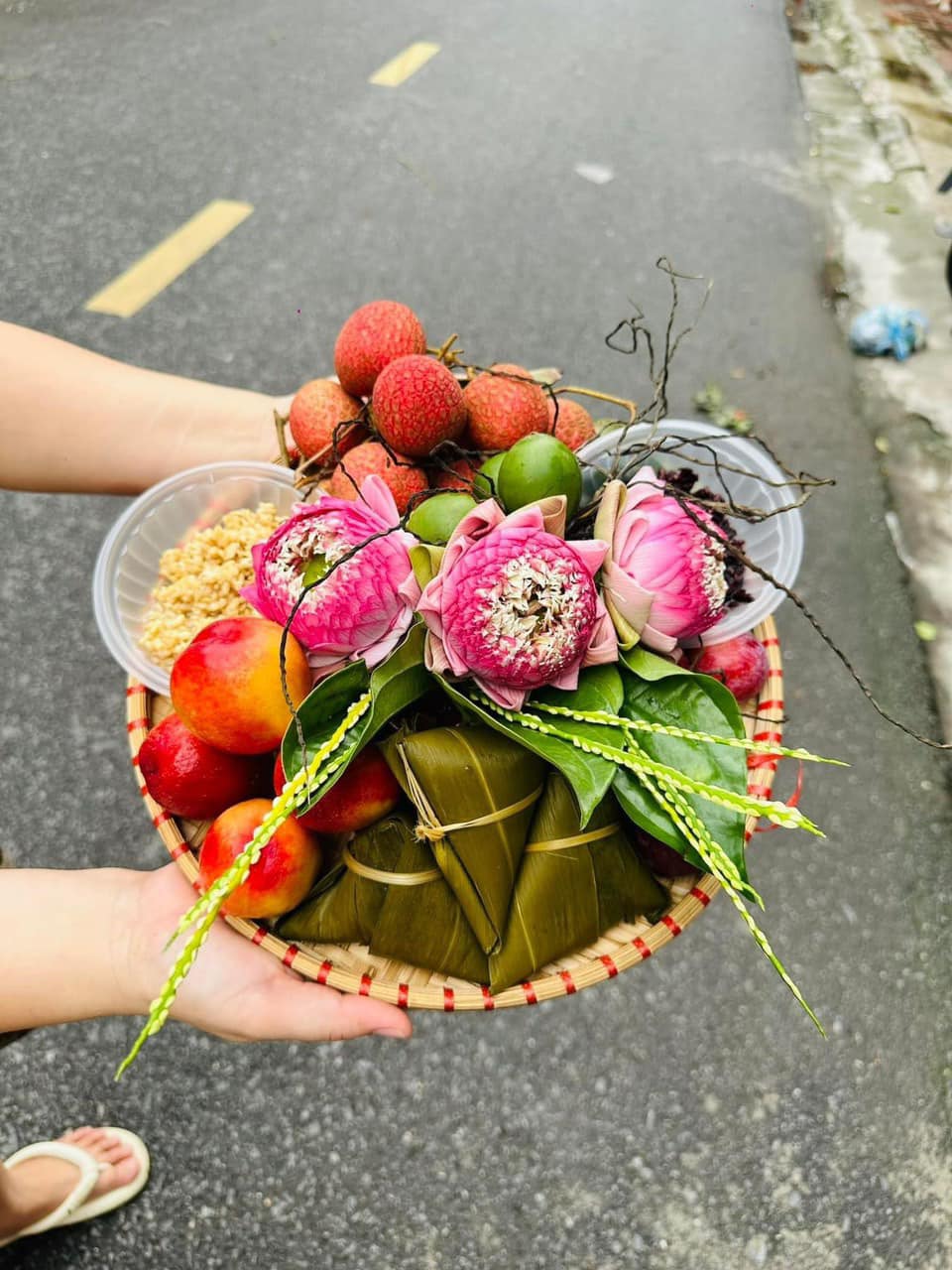 Mâm cúng giá hơn trăm nghìn đồng thành mặt hàng 'hot' trong dịp Tết Đoan Ngọ- Ảnh 9. Mâm cúng giá hơn trăm nghìn đồng thành mặt hàng 'hot' trong dịp Tết Đoan Ngọ- Ảnh 9.