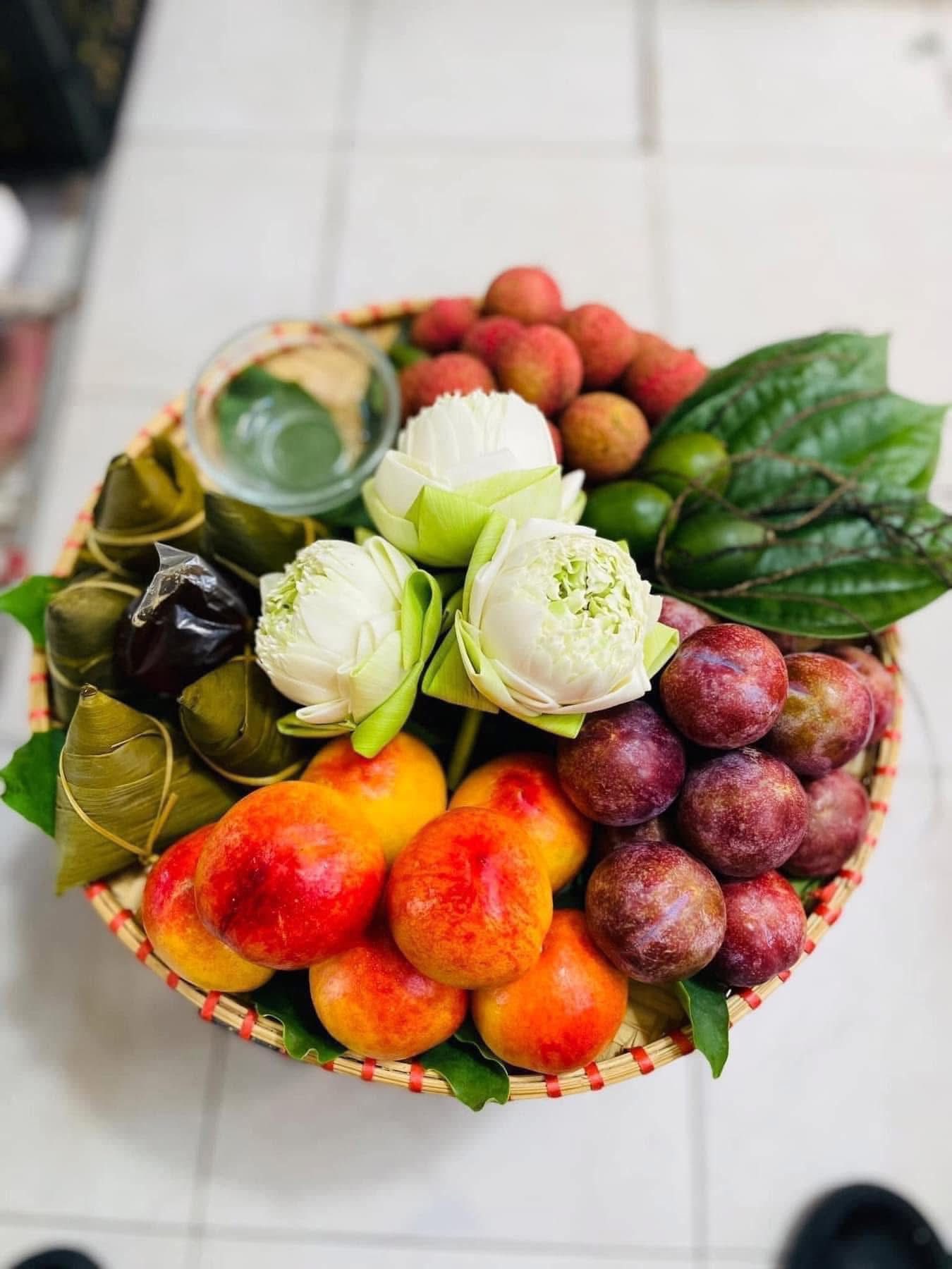 Mâm cúng giá hơn trăm nghìn đồng thành mặt hàng 'hot' trong dịp Tết Đoan Ngọ- Ảnh 11. Mâm cúng giá hơn trăm nghìn đồng thành mặt hàng 'hot' trong dịp Tết Đoan Ngọ- Ảnh 11.