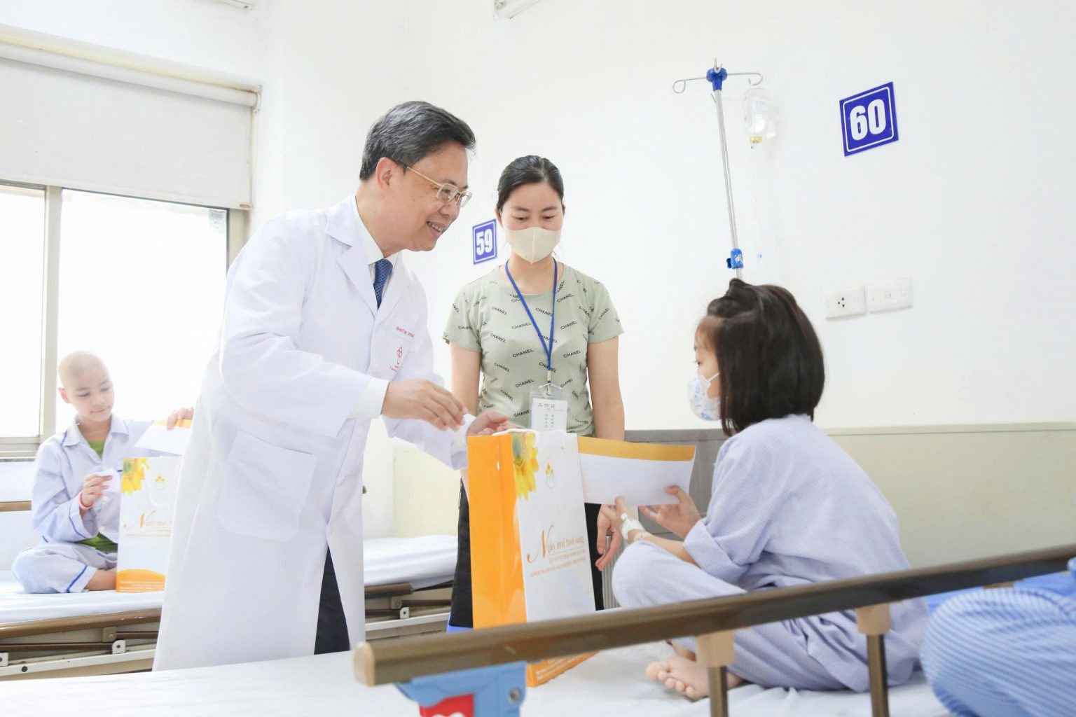 Thứ trưởng Bộ Y tế Trần Văn Thuấn thăm, tặng quà bệnh nhi nhân dịp Quốc tế Thiếu nhi- Ảnh 3. Thứ trưởng Bộ Y tế Trần Văn Thuấn thăm, tặng quà bệnh nhi nhân dịp Quốc tế Thiếu nhi- Ảnh 3.