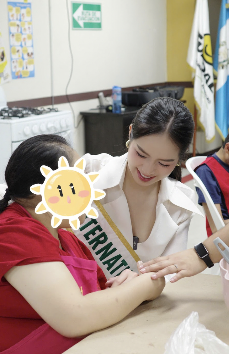 Hoa hậu quê Đà Nẵng lần đầu trải nghiệm cuộc sống của trẻ em khiếm thính – khiếm thị- Ảnh 3. Hoa hậu quê Đà Nẵng lần đầu trải nghiệm cuộc sống của trẻ em khiếm thính – khiếm thị- Ảnh 3.