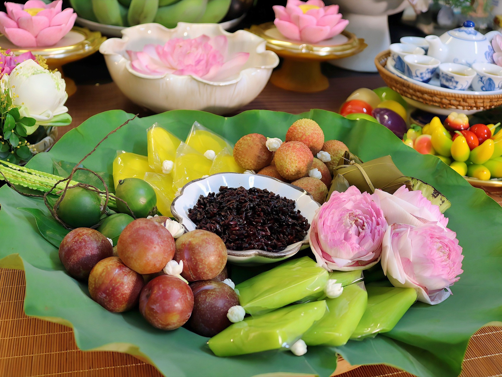 Mâm cúng giá hơn trăm nghìn đồng thành mặt hàng 'hot' trong dịp Tết Đoan Ngọ- Ảnh 8. Mâm cúng giá hơn trăm nghìn đồng thành mặt hàng 'hot' trong dịp Tết Đoan Ngọ- Ảnh 8.