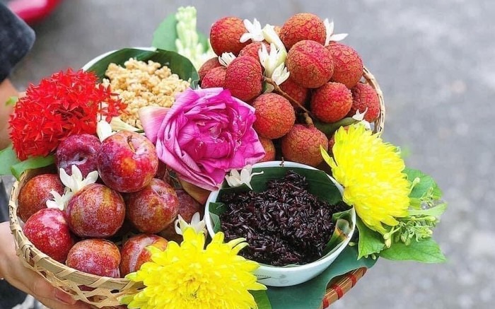 Tết Đoan Ngọ: Nhiều gia đình chọn mâm cúng tối giản, vừa đủ giữ nét truyền thống- Ảnh 7. Tết Đoan Ngọ: Nhiều gia đình chọn mâm cúng tối giản, vừa đủ giữ nét truyền thống- Ảnh 7.