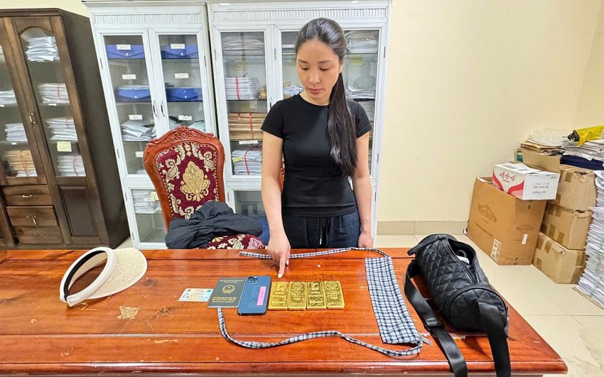 Hai phụ nữ giấu 24 lượng vàng cùng 32 iPhone mua ở Hàn Quốc về Việt Nam để bán- Ảnh 2.