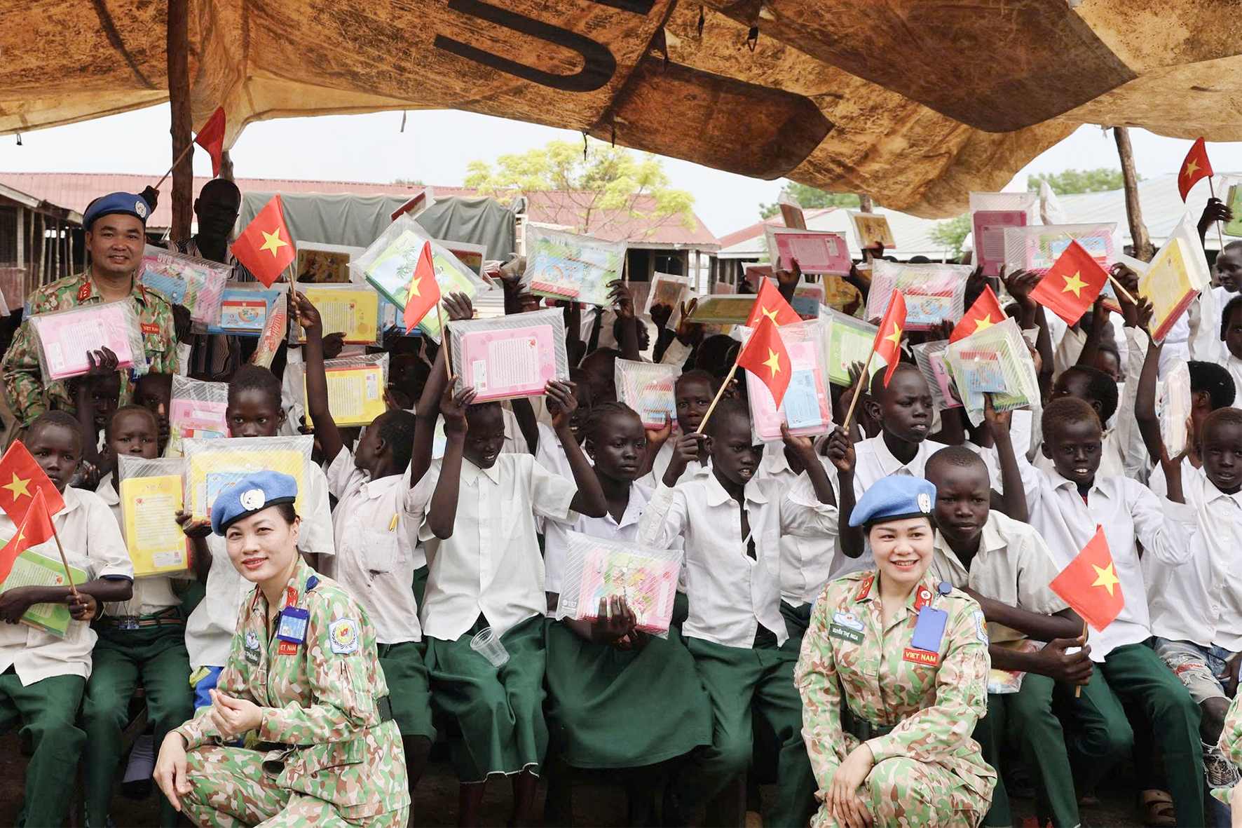Bác sĩ mũ nồi xanh Việt Nam tặng quà cho học sinh Nam Sudan- Ảnh 7.