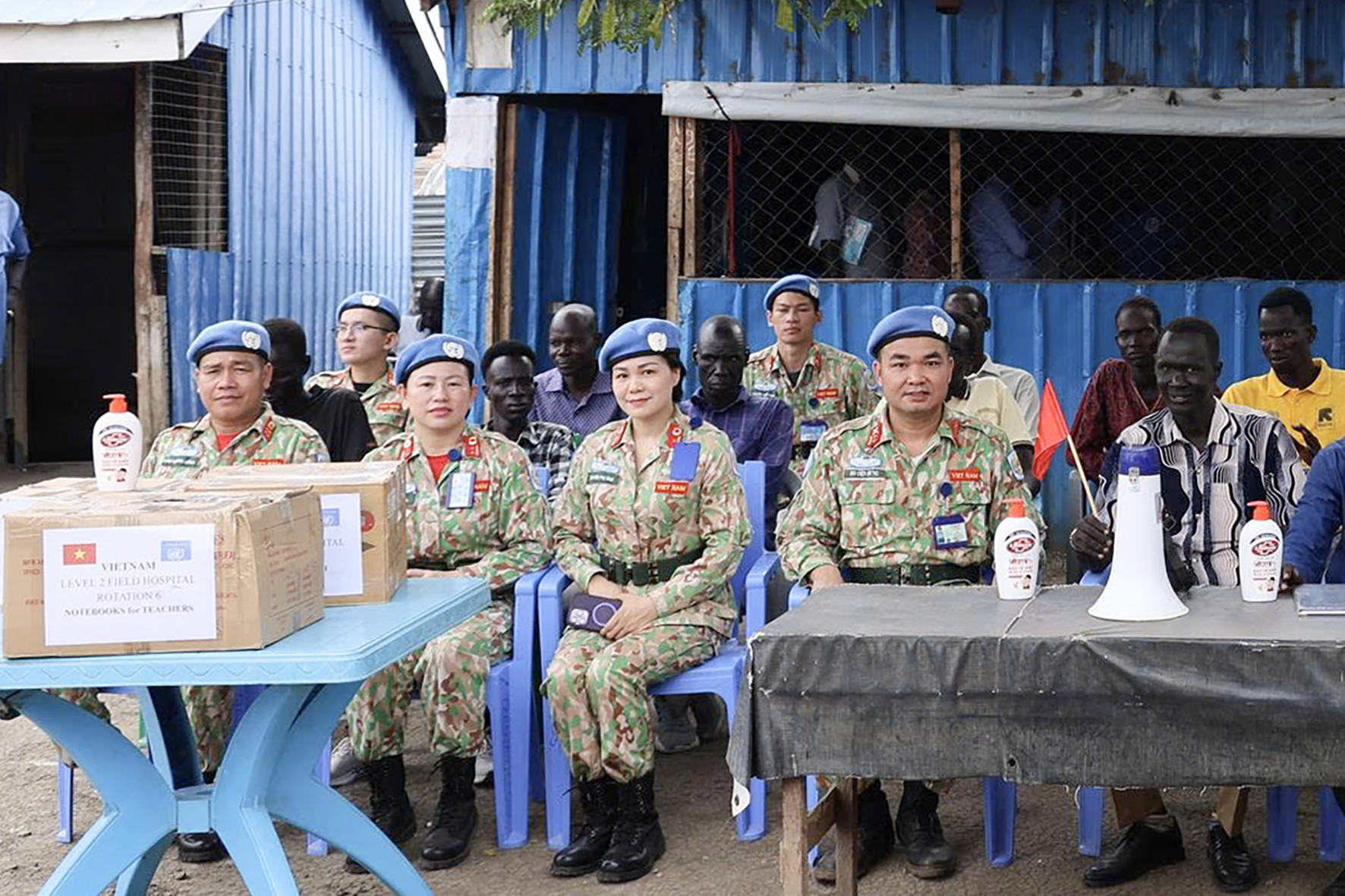 Bác sĩ mũ nồi xanh Việt Nam tặng quà cho học sinh Nam Sudan- Ảnh 5.