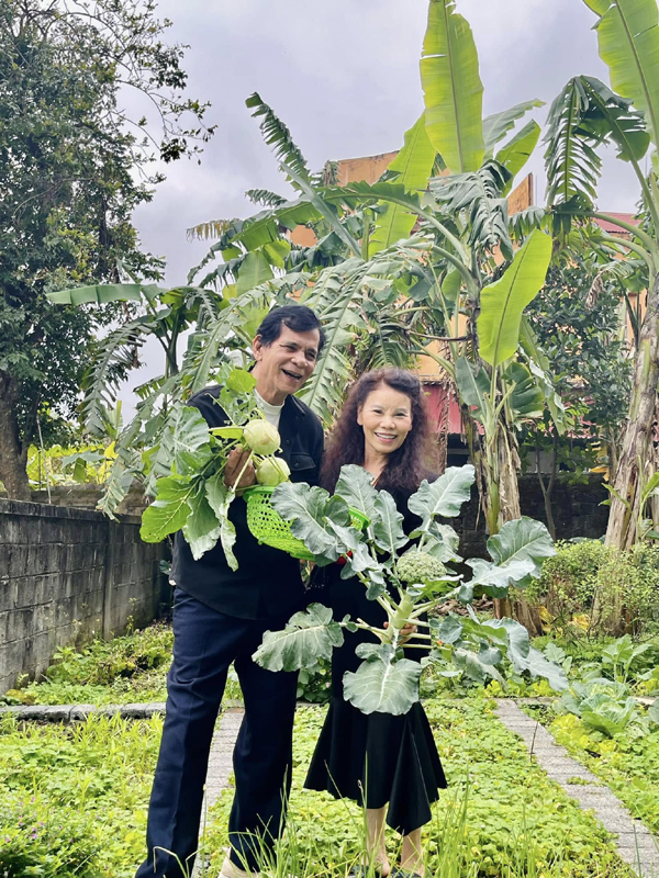 Mẹ ruột Hồ Ngọc Hà: Từng làm nhân viên ngành ngân hàng ở Quảng Bình, tuổi U70 trẻ đẹp và viên mãn- Ảnh 6. Mẹ ruột Hồ Ngọc Hà: Từng làm nhân viên ngành ngân hàng ở Quảng Bình, tuổi U70 trẻ đẹp và viên mãn- Ảnh 6.