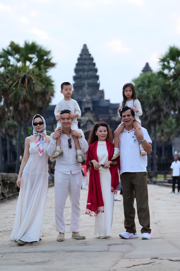 Mẹ ruột Hồ Ngọc Hà: Từng làm nhân viên ngành ngân hàng ở Quảng Bình, tuổi U70 trẻ đẹp và viên mãn- Ảnh 8. Mẹ ruột Hồ Ngọc Hà: Từng làm nhân viên ngành ngân hàng ở Quảng Bình, tuổi U70 trẻ đẹp và viên mãn- Ảnh 8.